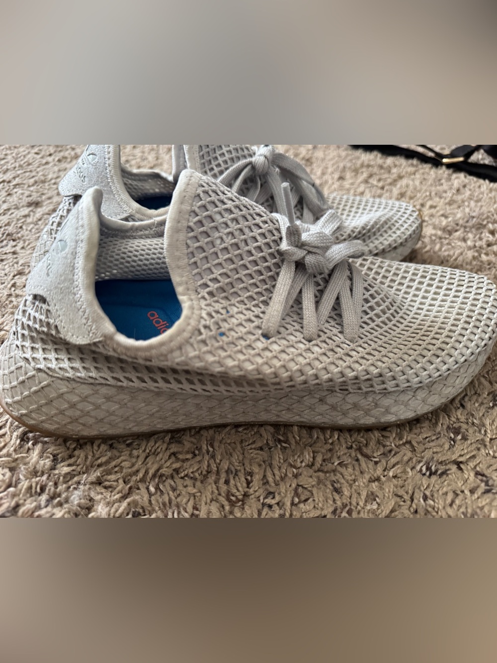 Adidas Deerupt Runner sneakers in a light grey and gum colorway